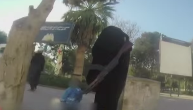 Niqab-klädd kvinna med AK47:a.